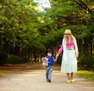 O femeie a adoptat un băiețel orfan, care dormea pe străzi. Uimitor ce s-a întâmplat după 14 ani, când a apărut mama biologică